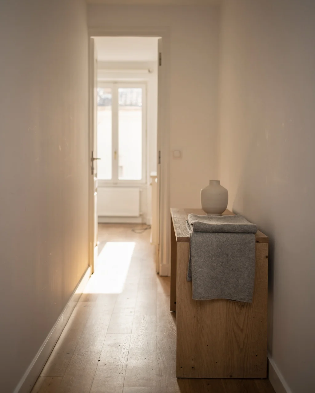Couloir d'appartement avec console en bois